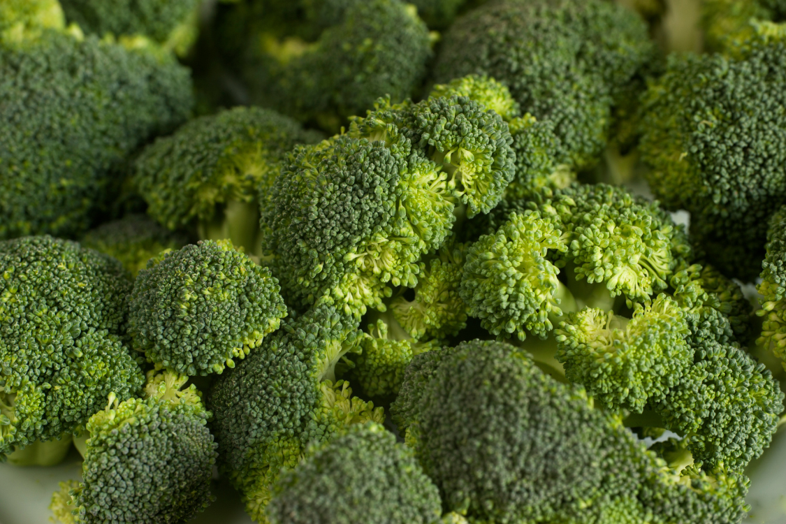 Fresh broccoli florets showing low purine option for broccoli and uric acid