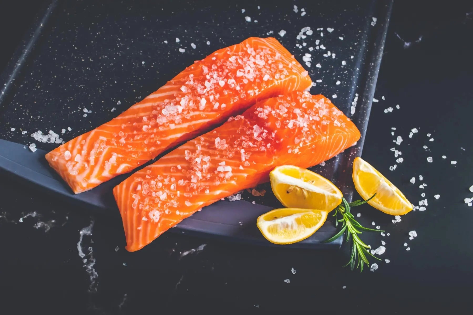 Salmon with lemon and salt.